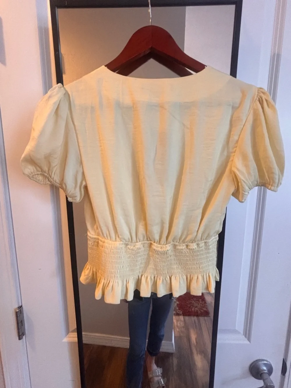 ⭐️NEW Lulu’s Pale Yellow V-Neck Puff Sleeve Smocked Peplum Top - Picture 4 of 4